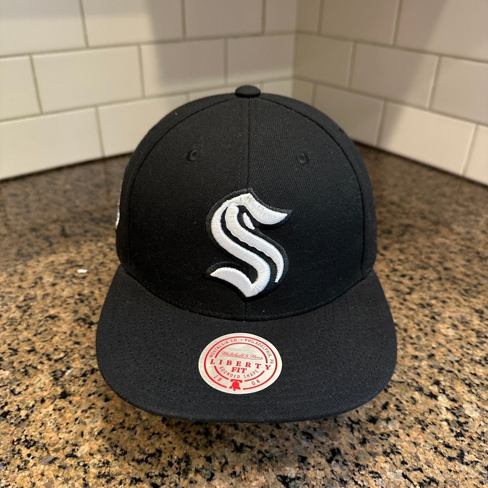 Seattle Kraken Hat Mitchell & Ness Snapback  Black White‎ NHL Anchor New